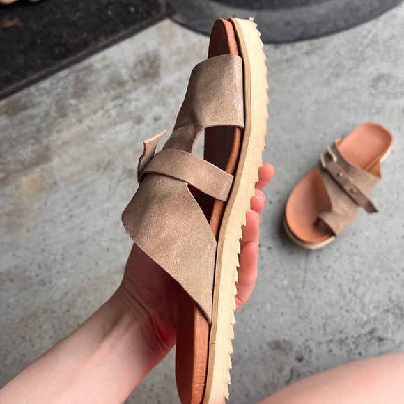 One toe, tan sandles - Picture 4 of 6